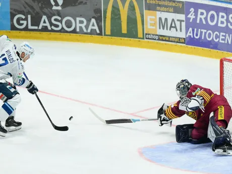 Zľava Martin Vitaloš (Nitra) a brankár Davis Grigals (Trenčín) v zápase 12. kola Tipos extraligy HK Nitra - HK Dukla Trenčín.