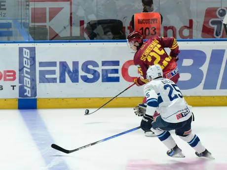 Zľava Samuel Buček (Nitra) a Quinn Schiemann (Trenčín) v zápase 12. kola Tipos extraligy  HK Nitra - HK Dukla Trenčín.