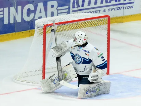 Brankár Nitry Erik Šebo v zápase 12. kola hokejovej Tipos extraligy medzi HK Nitra a HK Dukla Trenčín.