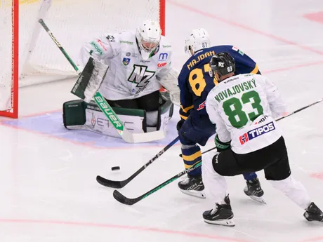 Zľava brankár Kristian Tamminen, Juraj Majdan a Peter Novajovský v zápase HC Mikron Nové Zámky - HK Spišská Nová Ves v 8. kole Tipos extraligy.