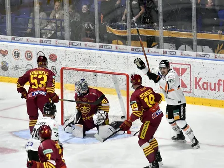 Brankár Gustavs Grigals inkasuje prvý gól v zápase HC Košice - HK Dukla Trenčín v 14. kole Tipos extraligy. Skóroval Joona Jääskeläinen.