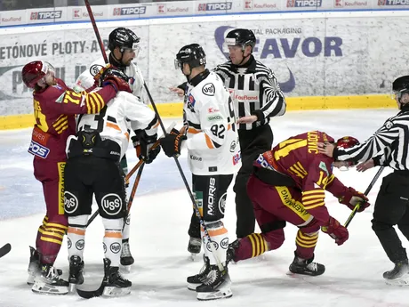 Potýčka hráčov v zápase HC Košice - HK Dukla Trenčín v 14. kole Tipos extraligy.