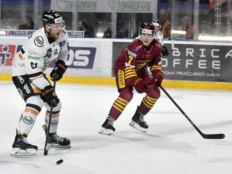 Marek Bartánus (vľavo) a Brett Stapley v zápase HC Košice - HK Dukla Trenčín v 14. kole Tipos extraligy.