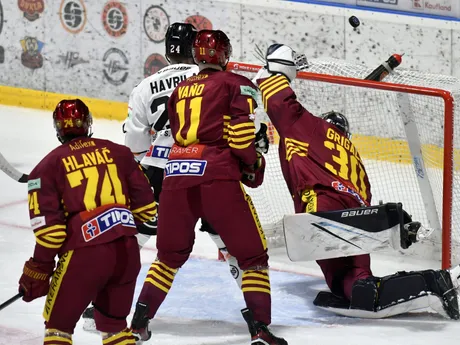 Matúš Havrila, Matúš Hlaváč, Damian Vaňo a brankár Gustavs Grigals v zápase HC Košice - HK Dukla Trenčín v 14. kole Tipos extraligy.