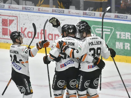 Košickí hokejisti sa tešia po strelenom gól v zápase HC Košice - HK Dukla Trenčín v 14. kole Tipos extraligy.