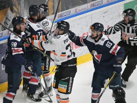 Šarvátka počas zápasu 11. kola hokejovej Tipos extraligy HC Košice - HC Slovan Bratislava.