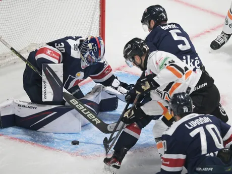 Filip Krivošík (Košice) pri streleckom pokuse a brankár Denis Godla (Bratislava) počas zápasu 11. kola hokejovej Tipos extraligy HC Košice - HC Slovan Bratislava.