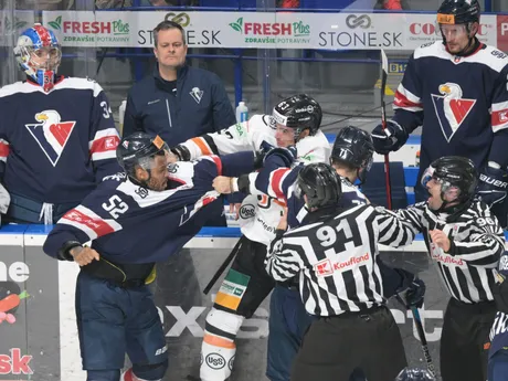 Šarvátka počas zápasu 11. kola hokejovej Tipos extraligy HC Košice - HC Slovan Bratislava.