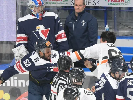 Šarvátka počas zápasu 11. kola hokejovej Tipos extraligy HC Košice - HC Slovan Bratislava.