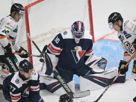 Danick Martel (Košice) pri streleckom pokuse a brankár Denis Godla (Bratislava) počas zápasu 11. kola hokejovej Tipos extraligy HC Košice - HC Slovan Bratislava.