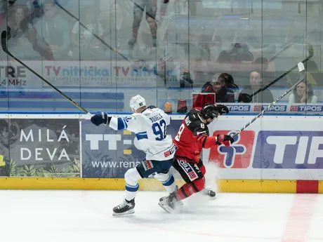 Zľava Miloš Bubela (Nitra) a Collin James Adams (Banská Bystrica) v zápase 11. kola Tipos extraligy HK Nitra - HC Banská Bystrica.