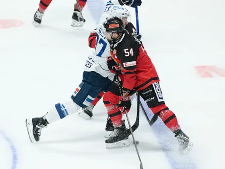 Zľava Róbert Bačo (Nitra) a Boris Česánek (Banská Bystrica) v zápase 11. kola Tipos extraligy HK Nitra - HC Banská Bystrica.