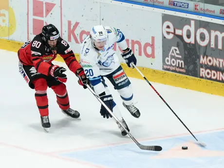 Zľava Michal Čunderlík (Banská Bystrica) a Brett Ritchie (Nitra) v zápase 11. kola Tipos extraligy HK Nitra - HC Banská Bystrica.