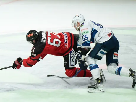 Zľava Carlyle Wedman (Banská Bystrica) a Alex Cotton (Nitra) v zápase 11. kola Tipos extraligy HK Nitra - HC Banská Bystrica.