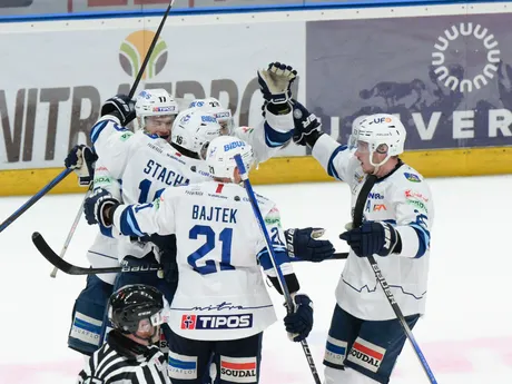 Radosť hráčov Nitry po úvodnom góle v zápase 11. kola Tipos extraligy HK Nitra - HC Banská Bystrica.