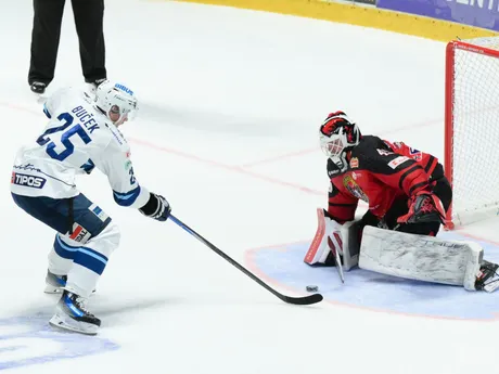 Zľava Samuel Buček (Nitra) a brankár Dominik Hrachovina (Banská Bystrica) v zápase 11. kola Tipos extraligy HK Nitra - HC Banská Bystrica.