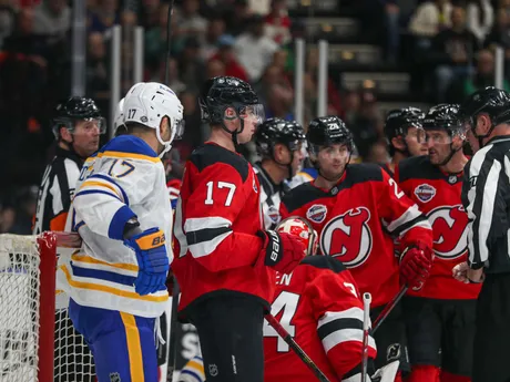 Šimon Nemec  v zápase NHL New Jersey - Buffalo Sabres v Prahe.
