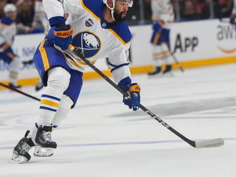 Jordan Greenway v zápase NHL New Jersey - Buffalo Sabres v Prahe.