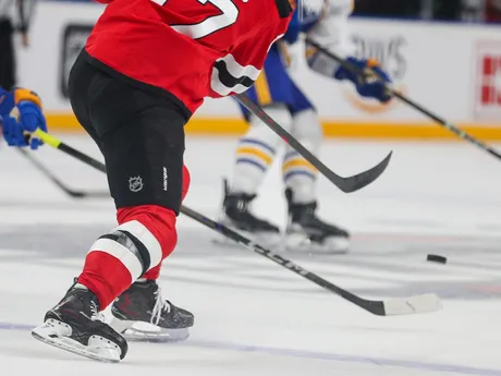 Šimon Nemec  v zápase NHL New Jersey - Buffalo Sabres v Prahe.