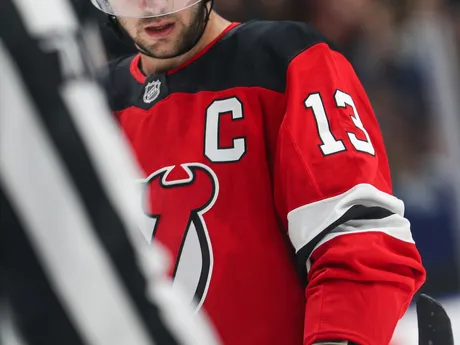 Kapitán NJ Devils Nico Hischier  v zápase NHL New Jersey - Buffalo Sabres v Prahe.