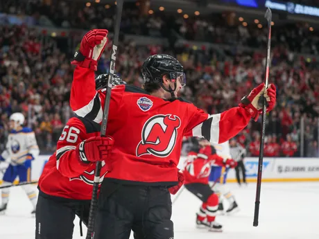 Obranca NJ Devils Seamus Casey oslavuje premiérový gól v NHL  v zápase New Jersey - Buffalo Sabres v Prahe.