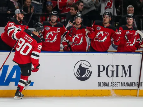 Tomáš Tatar oslavuje gól, ktorý strelil Seamus Casey v zápase NHL New Jersey - Buffalo Sabres v Prahe.