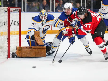 Paul Cotter v šanci v zápase NHL New Jersey - Buffalo Sabres v Prahe.