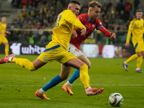 Oleksandr Zubkov (vľavo) a Ondřej Zmrzlý počas zápasu Ukrajina - Česko v Lige národov.