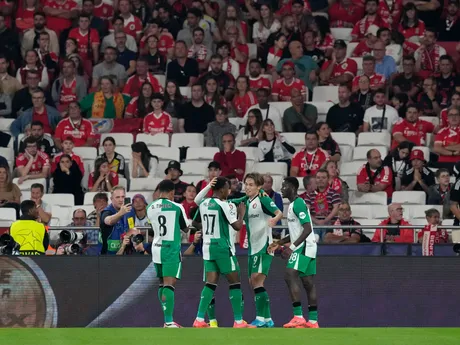 Futbalista Feyenoordu Ayase Ueda oslavuje gól v zápase Benfica Lisabon - Feyenoord Rotterdam v 3. kole ligovej fázy Ligy majstrov.