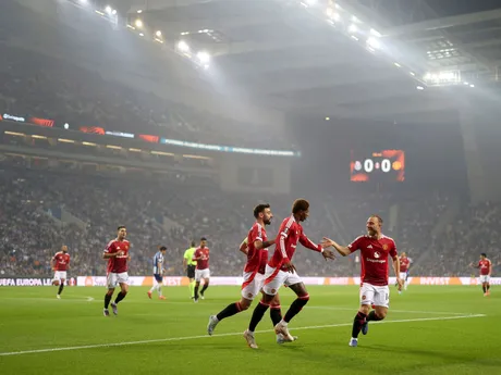 Futbalisti Manchestru United oslavujú gól v zápase 2. kola Európskej ligy FC Porto - Manchester United.