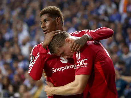 Rasmus Hojlund a Marcus Rashford oslavujú gól v zápase 2. kola Európskej ligy FC Porto - Manchester United.