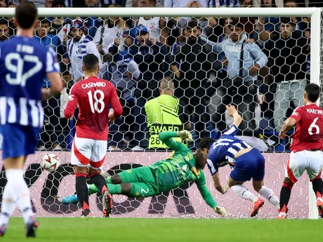 Pepe strieľa prvý gól Porta v zápase 2. kola Európskej ligy FC Porto - Manchester United.