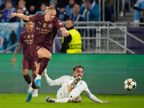 Erling Haaland a Guram Kašia v súboji o loptu počas zápasu Slovan Bratislava - Manchester City v 2. kole Ligy majstrov.