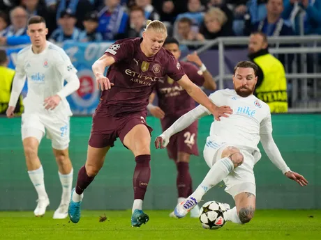 Erling Haaland a Guram Kašia v súboji o loptu počas zápasu Slovan Bratislava - Manchester City v 2. kole Ligy majstrov.