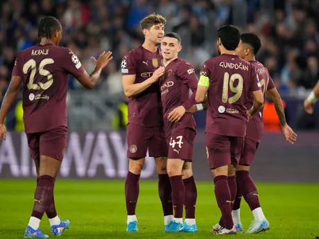 Phil Foden sa raduje z gólu so spoluhráčmi počas zápasu Slovan Bratislava - Manchester City v 2. kole Ligy majstrov.