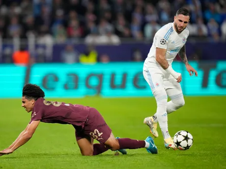 Rico Lewis a Tigran Barseghjan počas zápasu Slovan Bratislava - Manchester City v 2. kole ligovej fázy Ligy majstrov.