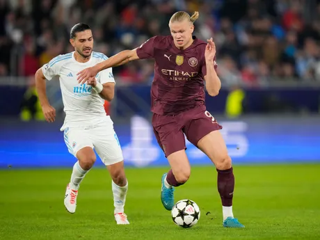 Erling Haaland a Kyriakos Savvidis počas zápasu Slovan Bratislava - Manchester City v 2. kole ligovej fázy Ligy majstrov.