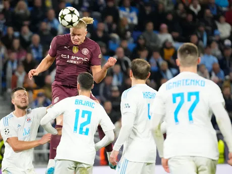 Erling Haaland pri pokuse hlavou počas zápasu Slovan Bratislava - Manchester City v 2. kole ligovej fázy Ligy majstrov.