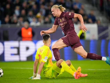 Erling Haaland prekonáva brankára Dominika Takáča v zápase ŠK Slovan Bratislava - Manchester City v 2. kole ligovej fázy Ligy majstrov.