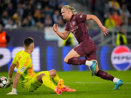 Erling Haaland prekonáva brankára Dominika Takáča v zápase ŠK Slovan Bratislava - Manchester City v 2. kole ligovej fázy Ligy majstrov.