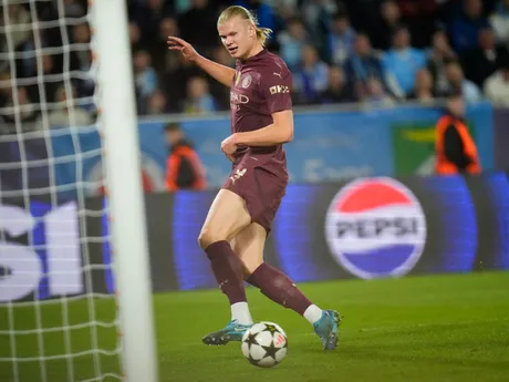 Erling Haaland strieľa tretí gól Manchestru City v zápase Slovan Bratislava - Manchester City v 2. kole ligovej fázy Ligy majstrov.