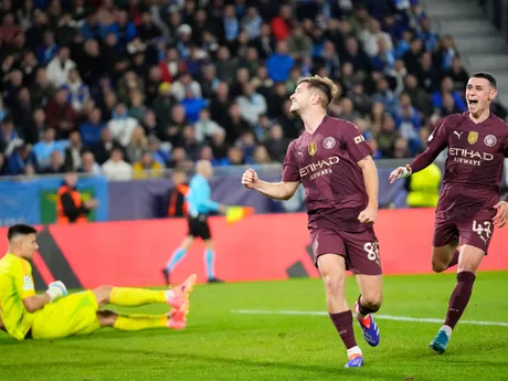 James McAtee a Phil Foden sa radujú z gólu počas zápasu Slovan Bratislava - Manchester City v 2. kole ligovej fázy Ligy majstrov.