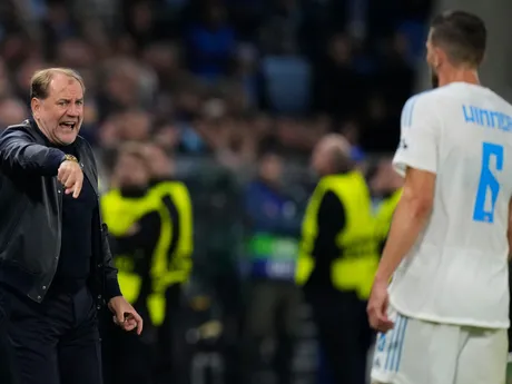 Tréner Slovana Bratislava Vladimír Weiss st. a Kevin Wimmer počas zápasu Slovan Bratislava - Manchester City v 2. kole ligovej fázy Ligy majstrov.