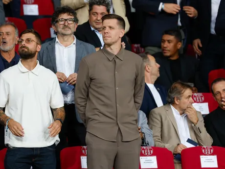 Nový brankár Barcelony Wojciech Szczesny na tribúne v zápase 2. kola ligovej fázy Ligy majstrov FC Barcelona - Young Boys Bern.