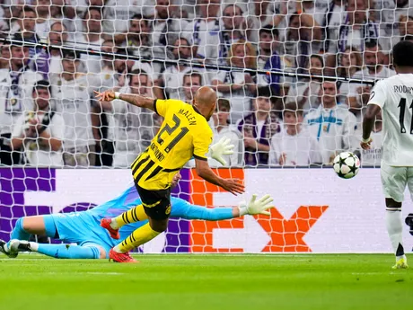 Futbalista Borussie Donyell Malen strieľa gól v zápase 3. kola ligovej fázy Ligy majstrov Real Madrid - Borussia Dortmund.