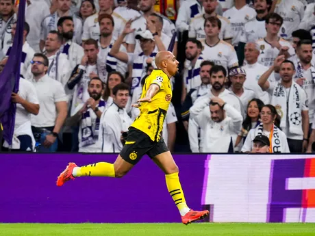 Futbalista Borussie Donyell Malen oslavuje gól v zápase 3. kola ligovej fázy Ligy majstrov Real Madrid - Borussia Dortmund.