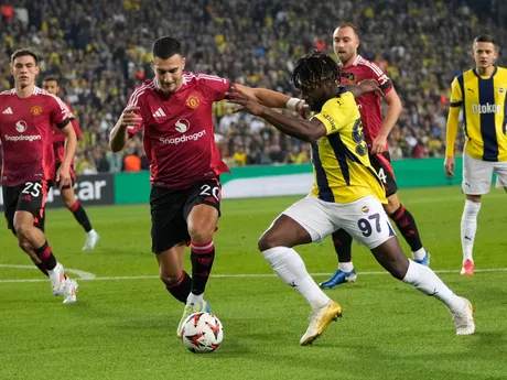 Allan Saint-Maximin a Diogo Dalot počas zápasu Európskej ligy Fenerbahce - Manchester United. 