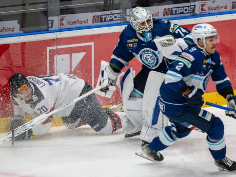 Na snímke zľava Adam Lukošík (Slovan), brankár Sami Aittokallio (Nitra) a Matej Bača (obaja Nitra) počas predohrávky 20. kola Tipos extraligy HC Slovan Bratislava - HK Nitra.