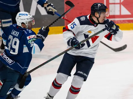 Na snímke zľava Jakub Lacka (Nitra) a  Jonáš Peterek (Slovan) počas predohrávky 20. kola Tipos extraligy HC Slovan Bratislava - HK Nitra.