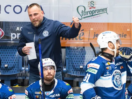 Na snímke tréner Nitry Andrej Kmeč počas predohrávky 20. kola Tipos extraligy HC Slovan Bratislava - HK Nitra.